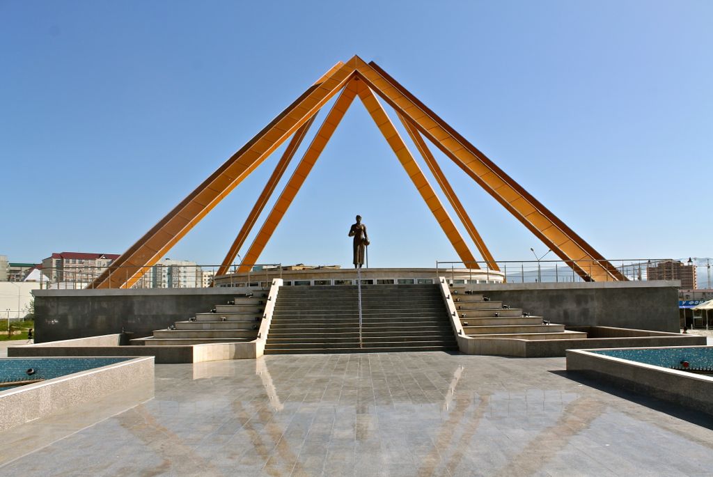 Памятник Русской учительнице в Дагестане